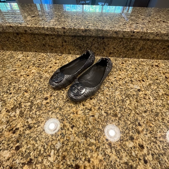 Tory Burch Reva Gray Silver Faux Snakeskin Ballet Flats Size 6.5 - Picture 1 of 9